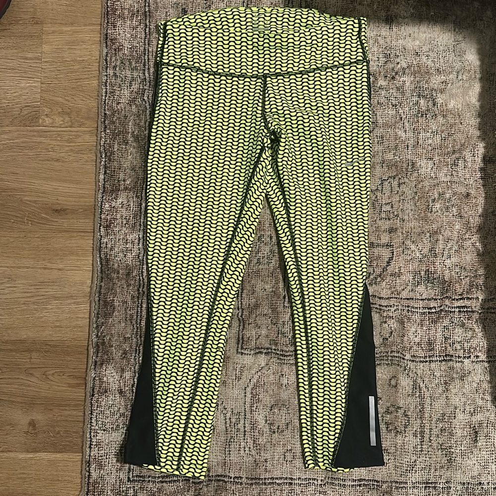 NWT!!!  NIKE Women's Capri Drifit Leggings size M black and neon yellow